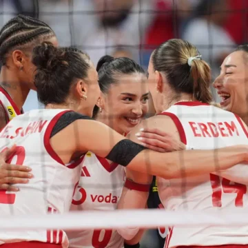 Filenin Sultanları, İstanbul Sinan Erdem Spor Salonu'nda kaldırdığı kupayla 2026 Avrupa şampiyonluğunu taçlandırdı. Filenin Sultanları 2026 Avrupa Şampiyonası kupası ile kutlama anı