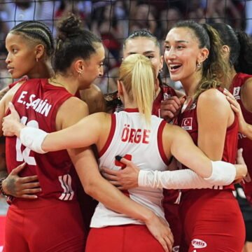 A Milli Kadın Voleybol Takımı, Trendyol 2026 Avrupa Şampiyonası son 16 turunda bugün Azerbaycan ile karşılaşıyor. Filenin Sultanları son 16 turunda Azerbaycan karşısında Sinan Erdem Spor Salonu'nda