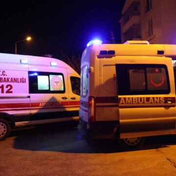 Gaziantep Şahinbey ilçesinde terasta halı yıkarken elektrik akımına kapılan iki kadın hayatını kaybetti. Gaziantep Şahinbey'de terasta halı yıkarken elektrik akımına kapılan kadınların olay yerinden görüntü