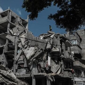 Ateşkesin sürdüğü saatlerde sivil bölgelere yönelik saldırılar enkaz altında kalanları artırdı. Gazze'de ateşkese rağmen düzenlenen hava saldırısının ardından enkazda arama çalışması yapan saha ekibi