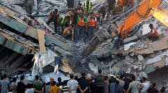 Tal el-Hava bölgesinde çöken altı katlı binanın enkazında ekipler arama çalışması yürüttü. Gazze'de çöken binanın enkazında arama kurtarma çalışması