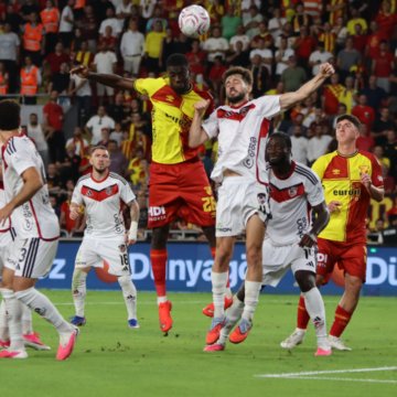 Süper Lig 4. hafta: Göztepe evinde Gaziantep FK'ya 4-2 mağlup oldu. Göztepe-Gaziantep FK maçında teknik heyet ve tribün görüntüsü