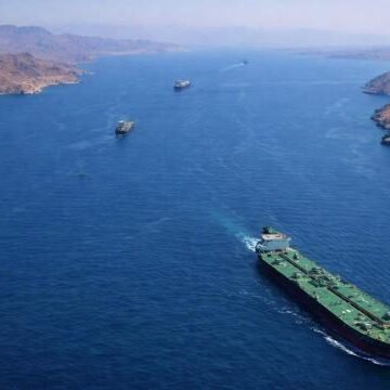 Hürmüz Boğazı, küresel petrol ticaretinin en kritik geçiş noktalarından biri olarak öne çıkıyor. Hürmüz Boğazı'nda ilerleyen ticari gemiler