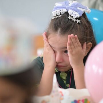Okulun ilk günlerinde güven veren kısa vedalaşma, çocuğun uyum sürecini kolaylaştırıyor. İlkokulun ilk gününde okul kapısında vedalaşan anne ve çocuk