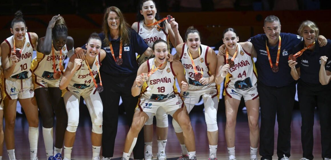 İspanya kadın basketbol takımı Berlin Arena'da düzenlenen ödül töreninde bronz madalya alıyor