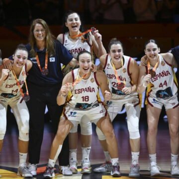 Berlin Arena'daki ödül töreninde İspanyalı oyunculara bronz madalyaları takdim edildi İspanya kadın basketbol takımı Berlin Arena'da düzenlenen ödül töreninde bronz madalya alıyor