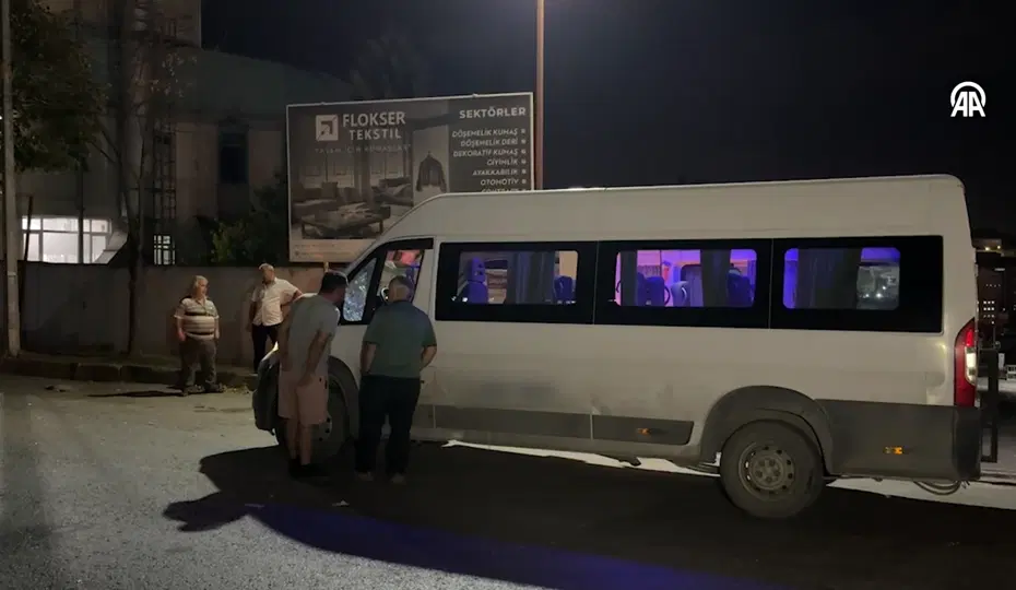 Hadımköy Mahallesi'ndeki olay yerine sağlık ve polis ekipleri sevk edildi. İstanbul Arnavutköy'de silahlı kavgada hayatını kaybeden servis şoförünün olay yerine sevk edilen ambulans ve polis ekipleri
