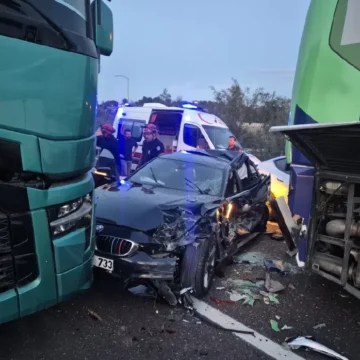 İstanbul-İzmir Otoyolu Kılıç Kavşağı mevkiinde yaşanan zincirleme kaza sonrası olay yeri. İstanbul-İzmir Otoyolu Bursa istikametinde zincirleme kaza anı