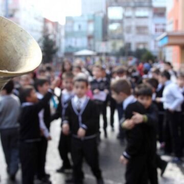 İstanbul'da 2026-2027 eğitim öğretim yılı 14 Eylül Pazartesi başlıyor; dersler 10.00-15.00 arasında yapılacak. İstanbul'da 14 Eylül Pazartesi okulların açılış günü öğrenciler ve servis araçları