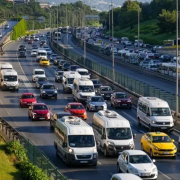 İstanbul'da yeni eğitim öğretim yılının ilk gününde okul önünde yoğunluk İstanbul'da 14 Eylül okul açılışı öncesi öğrenci ve veliler