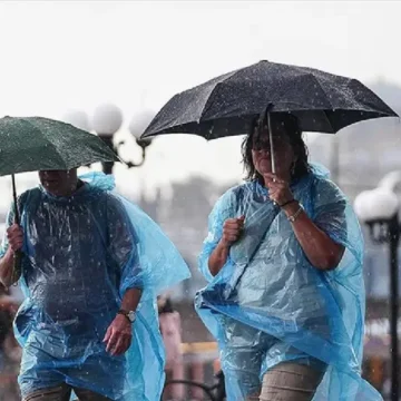 İstanbul'da Balkanlardan gelen yağışlı havanın etkisiyle ıslak sokaklar ve şemsiyeli yayalar