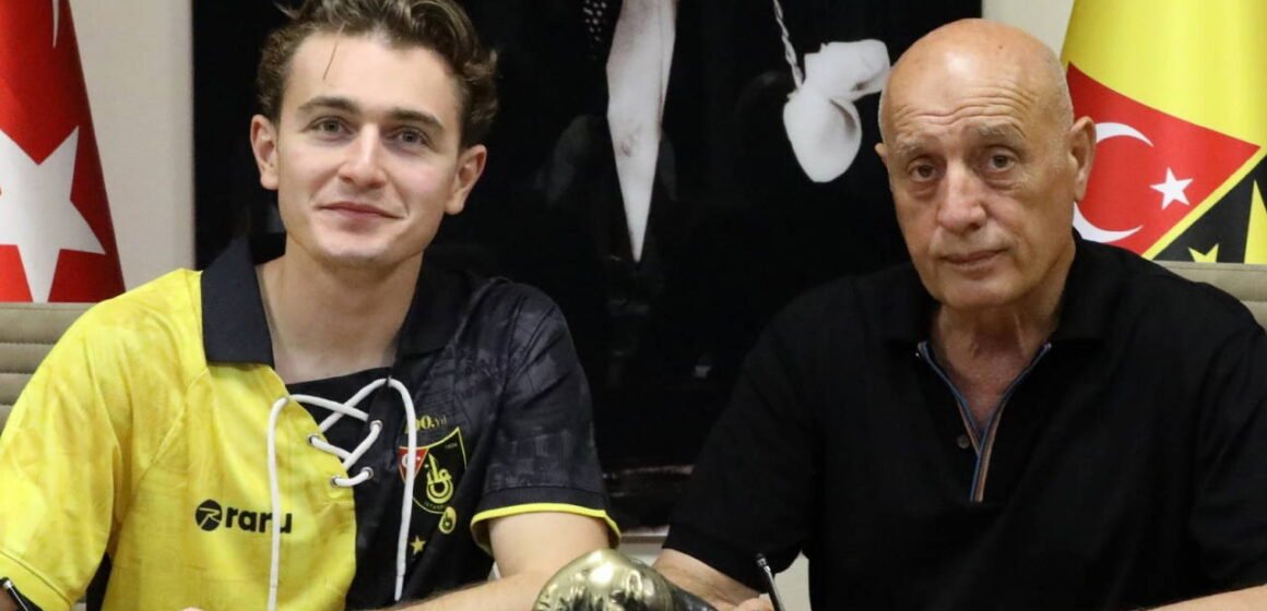 İstanbulspor, santrfor Ali Akman'ı 3 yıllık sözleşmeyle kadrosuna kattı. İstanbulspor formasıyla Ali Akman'ın imza anı
