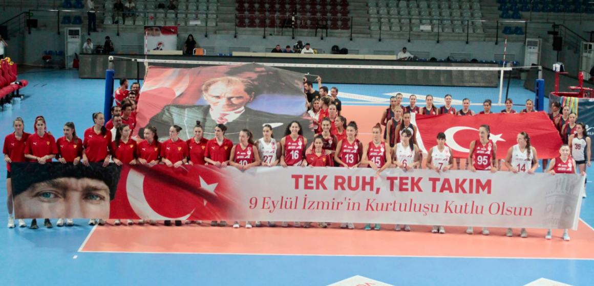 İzmir Atatürk Voleybol Salonu'nda kadın voleybolcuların karma kadroyla çıktığı dostluk maçı