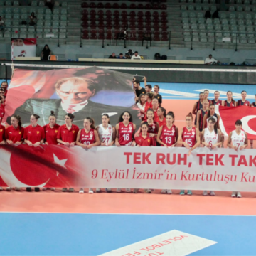 İzmir Atatürk Voleybol Salonu'nda kadın voleybolcuların karma kadroyla çıktığı dostluk maçı