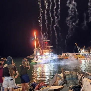 İzmir Güzelbahçe Yalı Balıkçı Barınağı'nda düzenlenen törende balıkçılar yeni sezona 'Vira Bismillah' diyerek denize açıldı. İzmir Güzelbahçe Yalı Balıkçı Barınağı'nda düzenlenen av sezonu açılış töreni