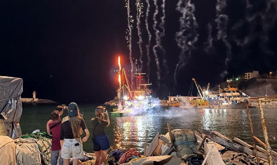 İzmir Güzelbahçe Yalı Balıkçı Barınağı'nda düzenlenen törende balıkçılar yeni sezona 'Vira Bismillah' diyerek denize açıldı. İzmir Güzelbahçe Yalı Balıkçı Barınağı'nda düzenlenen av sezonu açılış töreni
