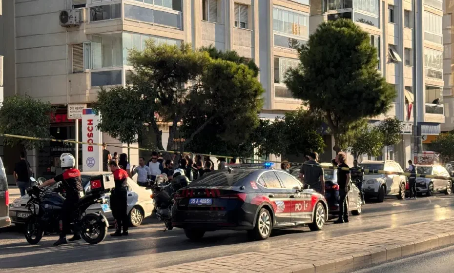 İzmir Konak İnönü Caddesi'ndeki özel banka şubesinde yaşanan rehine olayının ardından olay yeri görüntüsü İzmir'de banka şubesi önünde güvenlik şeritleri ve polis ekipleri