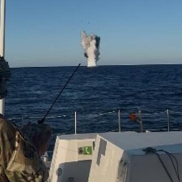 Karadeniz'de deniz güvenliği operasyonu kapsamında şüpheli cisimlerin imha edilmesine ilişkin görüntü