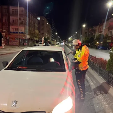 Kayseri Kocasinan'da otomobilin içinde uyuyakalan sürücüyü ekipler uzun uğraş sonucu uyandırdı. Kayseri'de yol ortasında uyuyakalan alkollü sürücü ve polis ekipleri