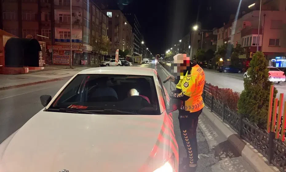 Kayseri Kocasinan'da otomobilin içinde uyuyakalan sürücüyü ekipler uzun uğraş sonucu uyandırdı. Kayseri'de yol ortasında uyuyakalan alkollü sürücü ve polis ekipleri