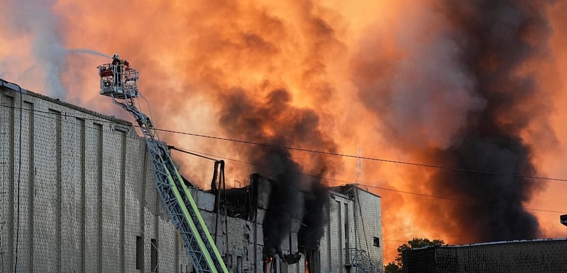 Kiev'de Rus füze ve İHA saldırısı sonrası depoda çıkan yangını söndüren itfaiyeciler
