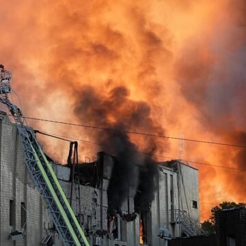 Kiev'deki Rus füze ve İHA saldırısının ardından yıkılan depoda itfaiye ekiplerinin söndürme çalışması (8 Eylül 2026, AP Photo) Kiev'de Rus füze ve İHA saldırısı sonrası depoda çıkan yangını söndüren itfaiyeciler