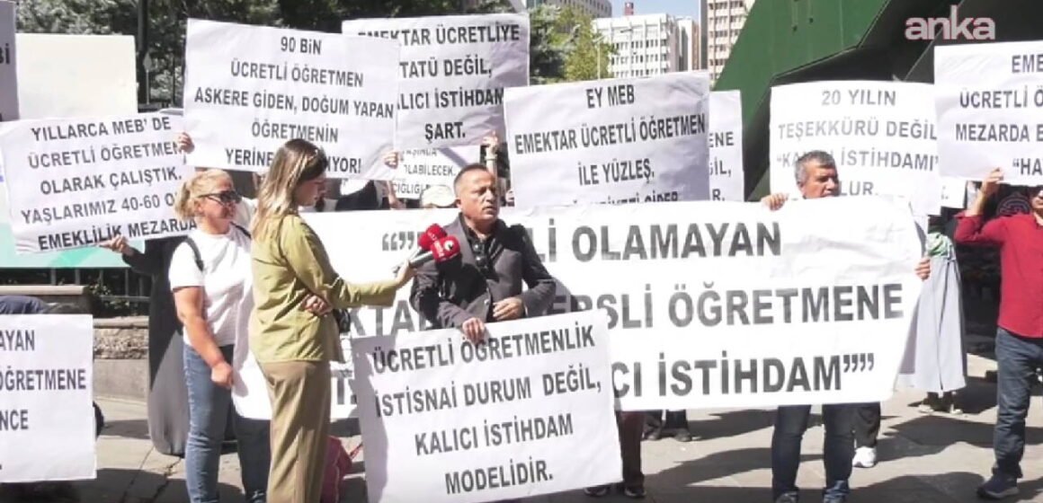Ücretli Öğretmenler Dayanışma Derneği üyeleri, MEB önünde taleplerini dile getirdi. MEB önünde dövizlerle bir araya gelen ücretli öğretmenler