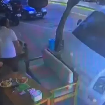 Kafenin güvenlik kamerasına yansıyan görüntülerde minibüsü son anda fark eden bir kadının kaçışı yer aldı. Manavgat'ta bir kafenin camını kırarak içeri giren yolcu minibüsünün güvenlik kamerası görüntüsü