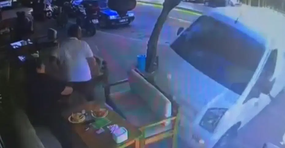 Kafenin güvenlik kamerasına yansıyan görüntülerde minibüsü son anda fark eden bir kadının kaçışı yer aldı. Manavgat'ta bir kafenin camını kırarak içeri giren yolcu minibüsünün güvenlik kamerası görüntüsü