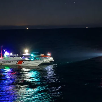 Tekirdağ Marmaraereğlisi açıklarında makine dairesinden alev alan motoryat, Sahil Güvenlik ekiplerinin müdahalesiyle söndürüldü. Marmaraereğlisi açıklarında motoryattan yükselen alevler ve Sahil Güvenlik botu