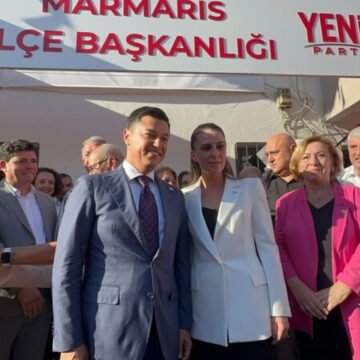 Acar Ünlü’ye YENİ Parti rozetini Genel Başkan Yardımcısı Gizem Özcan taktı. Marmaris Belediye Başkanı Acar Ünlü’ye YENİ Parti rozetinin takıldığı tören