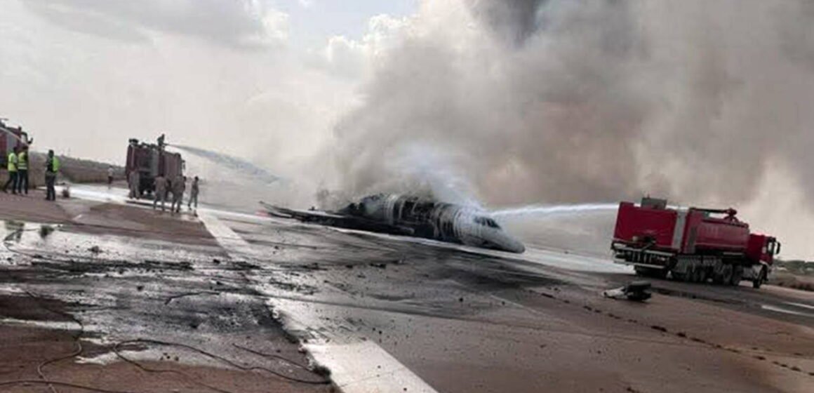 TC-AKF tescilli iş jetinin Misrata'da pistten çıkarak alev aldığı an Misrata Havalimanı'nda pistten çıkarak alev alan özel jet