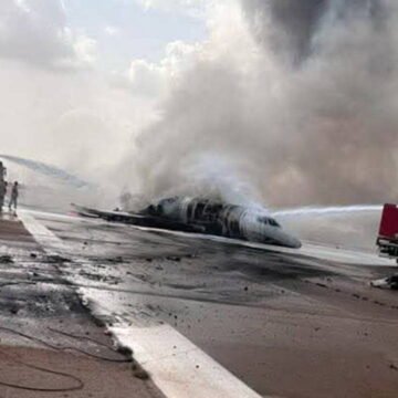 TC-AKF tescilli iş jetinin Misrata'da pistten çıkarak alev aldığı an Misrata Havalimanı'nda pistten çıkarak alev alan özel jet