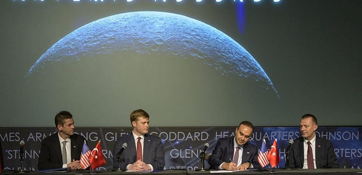 NASA Başkanı Jared Isaacman ev sahipliğinde düzenlenen imza töreninden bir kare. NASA'nın Washington merkezinde Artemis Anlaşmaları imza töreni