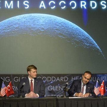 NASA Başkanı Jared Isaacman ev sahipliğinde düzenlenen imza töreninden bir kare. NASA'nın Washington merkezinde Artemis Anlaşmaları imza töreni