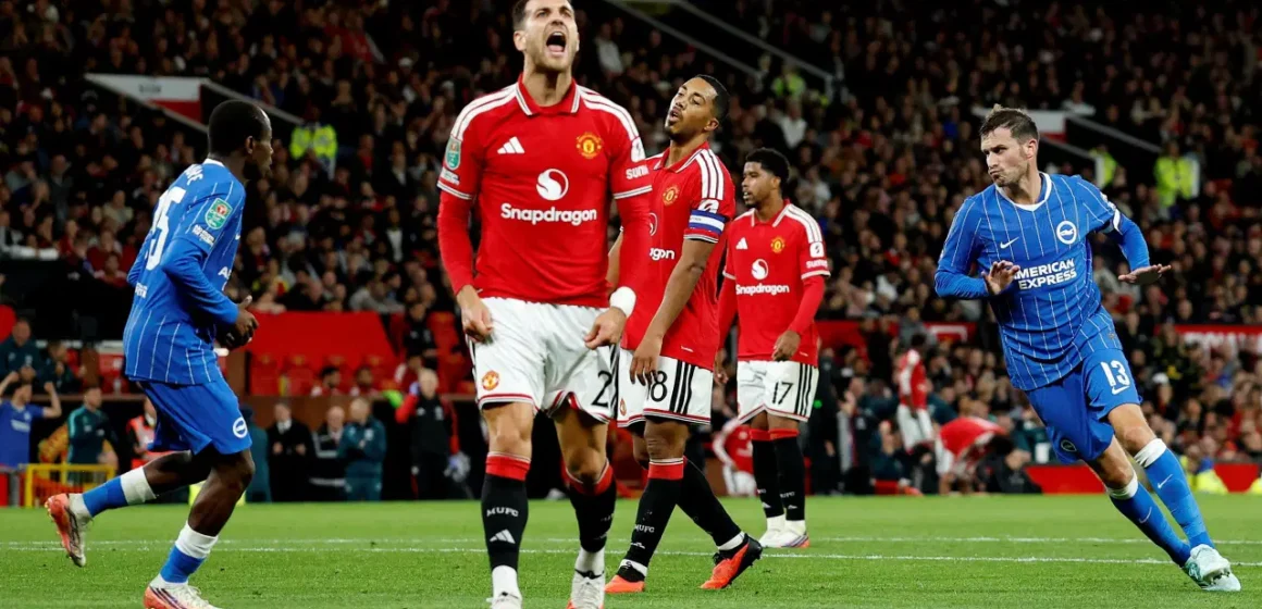 İngiltere Lig Kupası 3. turu: Brighton, Manchester United'ı deplasmanda 3-2 mağlup etti Old Trafford'da Brighton ve Manchester Unitedlı oyuncuların mücadelesinden bir sahne