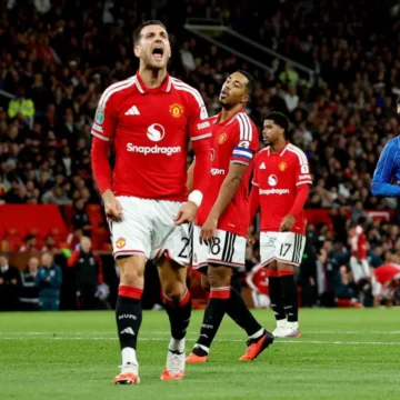 İngiltere Lig Kupası 3. turu: Brighton, Manchester United'ı deplasmanda 3-2 mağlup etti Old Trafford'da Brighton ve Manchester Unitedlı oyuncuların mücadelesinden bir sahne