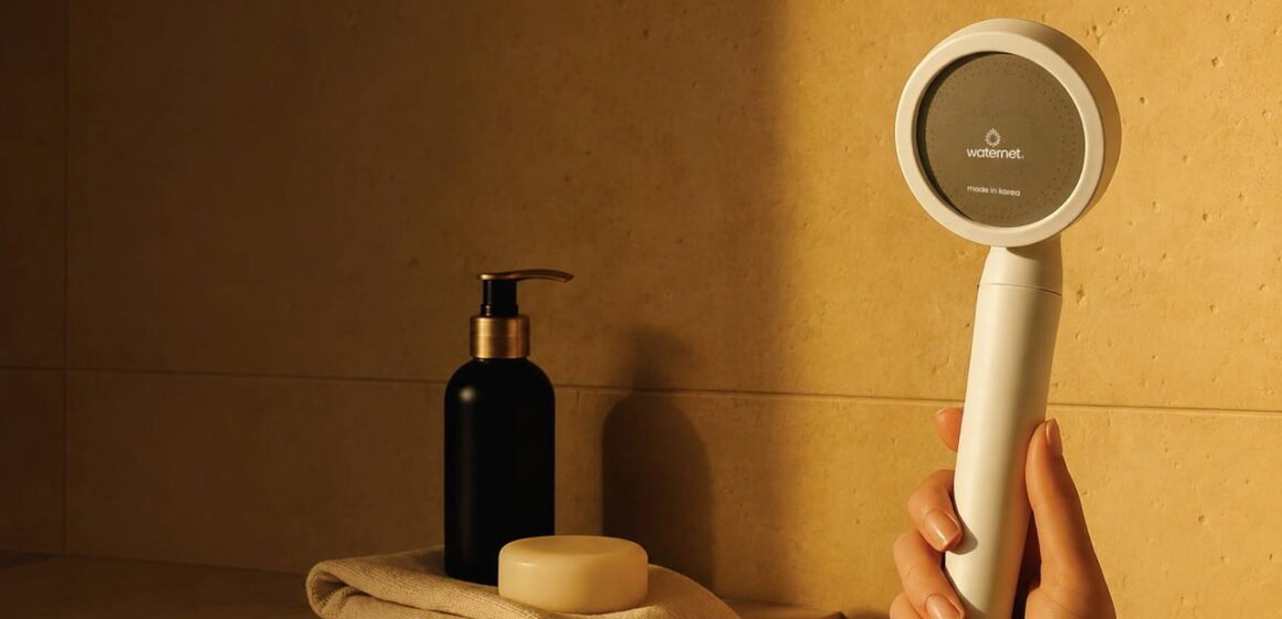 Waternet'in yeni filtresiyle duş suyunu arıtan Palma, tasarruf ve konforu bir arada sunuyor. Palma filtreli duş başlığının banyo ortamında görünümü