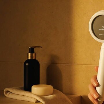Waternet'in yeni filtresiyle duş suyunu arıtan Palma, tasarruf ve konforu bir arada sunuyor. Palma filtreli duş başlığının banyo ortamında görünümü