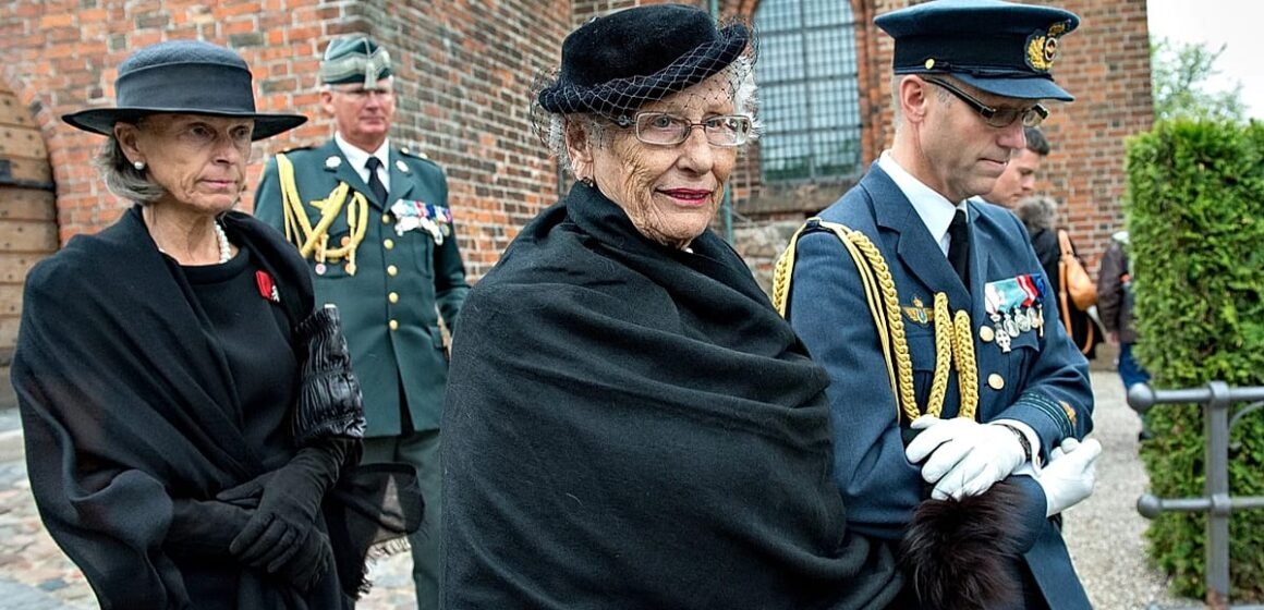 Prenses Astrid, Kral 5. Harald'ın cenaze töreninin ardından Oslo Katedrali'nden ayrılırken görüntülendi (9 Eylül 2026). Prenses Astrid, Oslo Katedrali'nde Kral Harald'ın cenaze töreninden ayrılırken