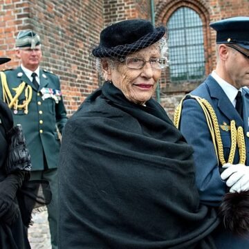 Prenses Astrid, Kral 5. Harald'ın cenaze töreninin ardından Oslo Katedrali'nden ayrılırken görüntülendi (9 Eylül 2026). Prenses Astrid, Oslo Katedrali'nde Kral Harald'ın cenaze töreninden ayrılırken