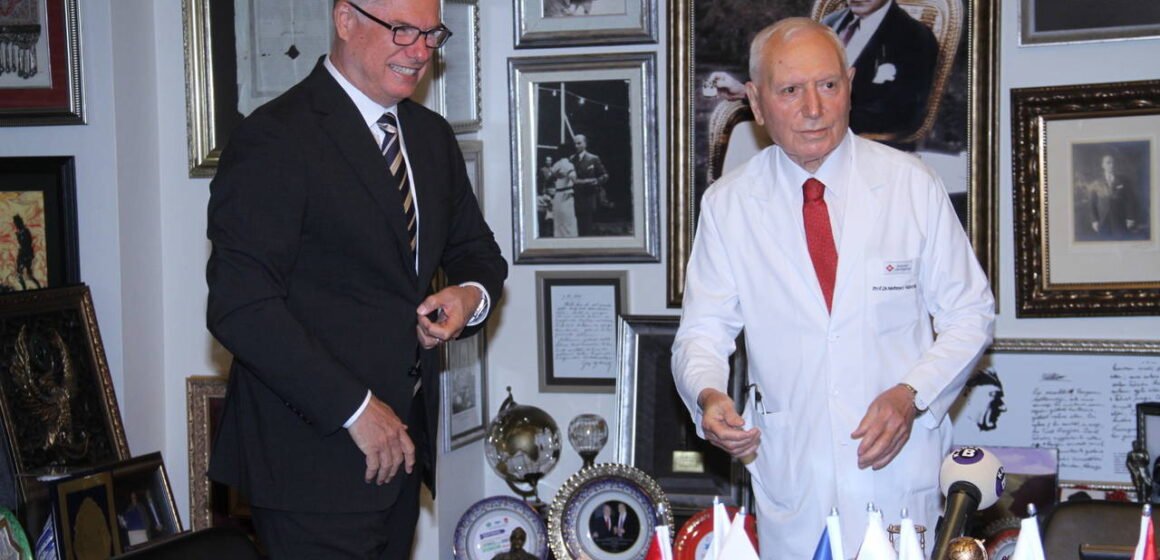 Prof. Dr. Mehmet Haberal ve Mudanya Belediye Başkanı Deniz Dalgıç ödül ziyaretinde