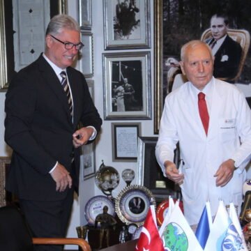 Prof. Dr. Mehmet Haberal ve Mudanya Belediye Başkanı Deniz Dalgıç ödül ziyaretinde