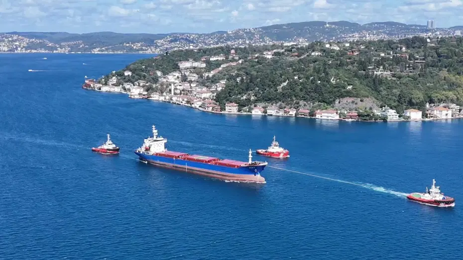 Rusya'da İHA saldırısına uğrayan STAR 2, römorkör eşliğinde İstanbul Boğazı'ndan geçti. STAR 2 adlı bulk carrier gemisinin İstanbul Boğazı'ndan geçişi