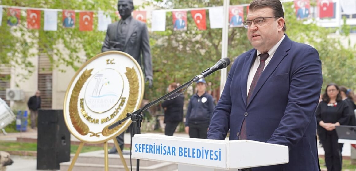 Seferihisar Belediyesi'ne yönelik dördüncü dalga rüşvet operasyonunda eş zamanlı baskınlar düzenlendi Seferihisar Belediyesi rüşvet operasyonunda polisin bir adreste arama yaptığı an