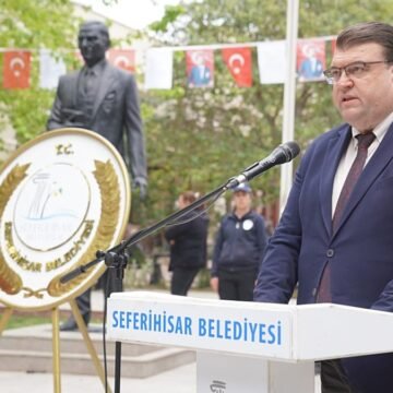Seferihisar Belediyesi'ne yönelik dördüncü dalga rüşvet operasyonunda eş zamanlı baskınlar düzenlendi Seferihisar Belediyesi rüşvet operasyonunda polisin bir adreste arama yaptığı an