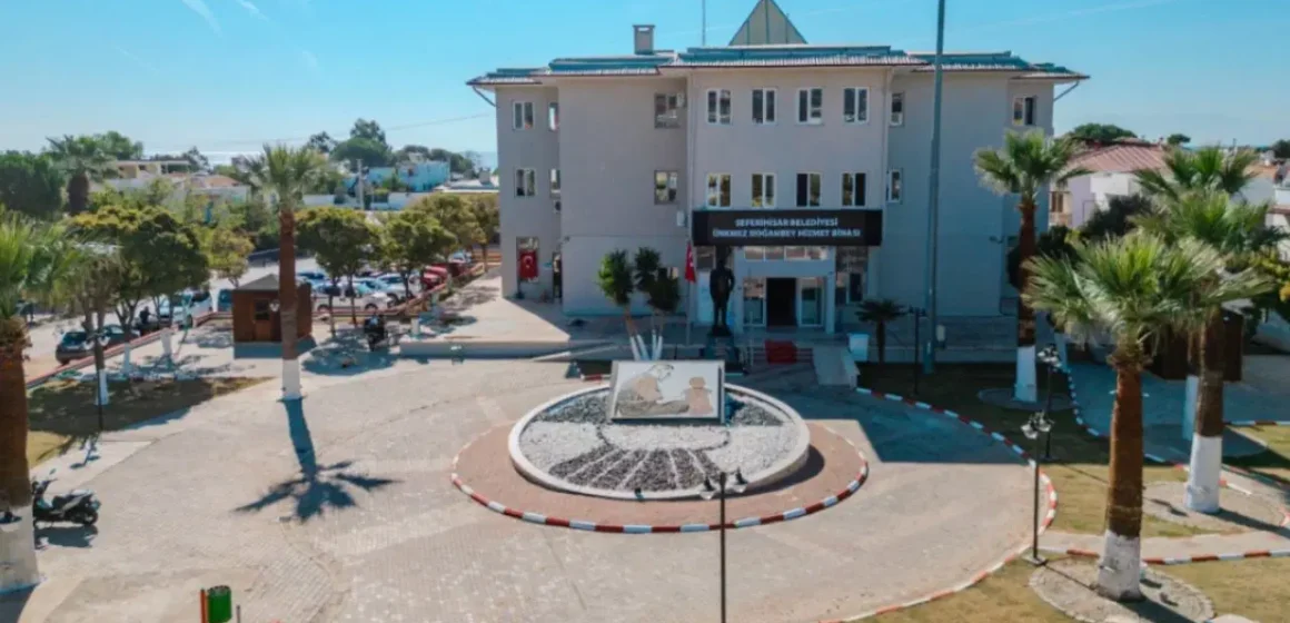 Seferihisar Belediyesi soruşturması kapsamında adliye binası önünde güvenlik önlemleri