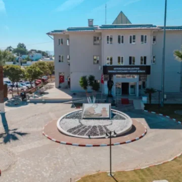 Adliyeye sevk edilen 47 kişi için geniş güvenlik önlemleri alındı Seferihisar Belediyesi soruşturması kapsamında adliye binası önünde güvenlik önlemleri