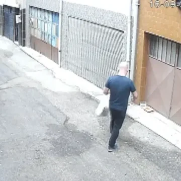 Soğanlı Mahallesi'nde bırakılan kedi mama ve su kaplarının görüntüsü