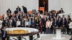 Çözüm sürecinin hukuki altyapısını oluşturan çerçeve yasa teklifi 10 Ağustos'ta Meclis'te kabul edilmişti. TBMM Genel Kurulu'nda çerçeve yasa teklifinin kabul edildiği oturum